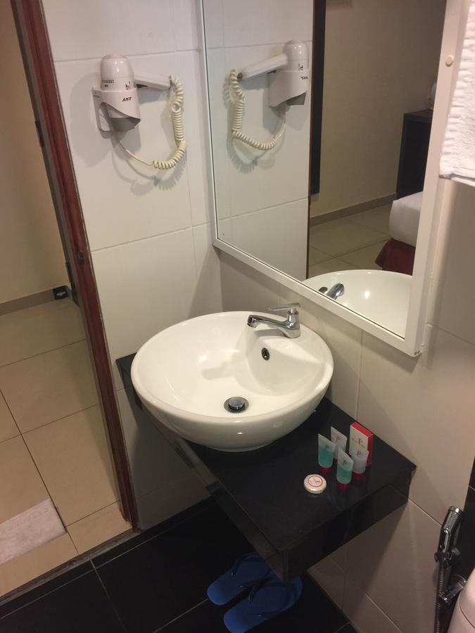 Premierz Hotel Лабуан Екстериор снимка